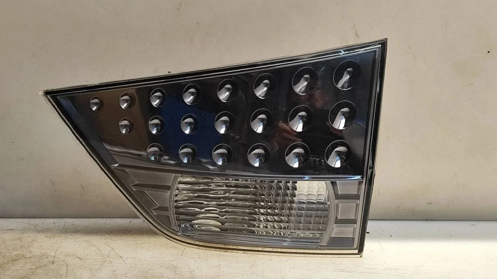 Lampa tylna w klapie – Mitsubishi Outlander (2007-2012)