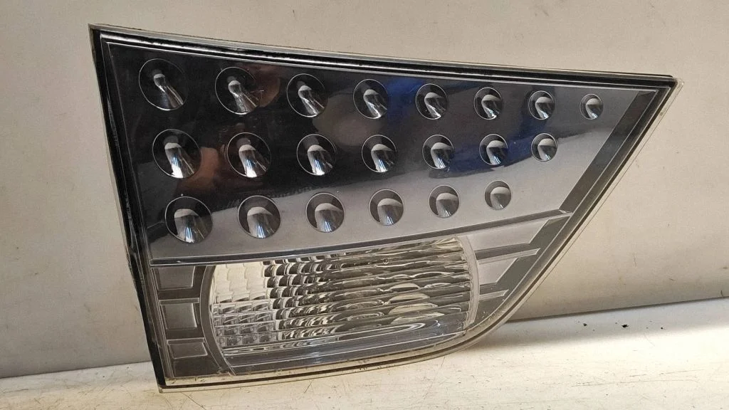 Lampa tylna w klapie – Mitsubishi Outlander (2007-2012)