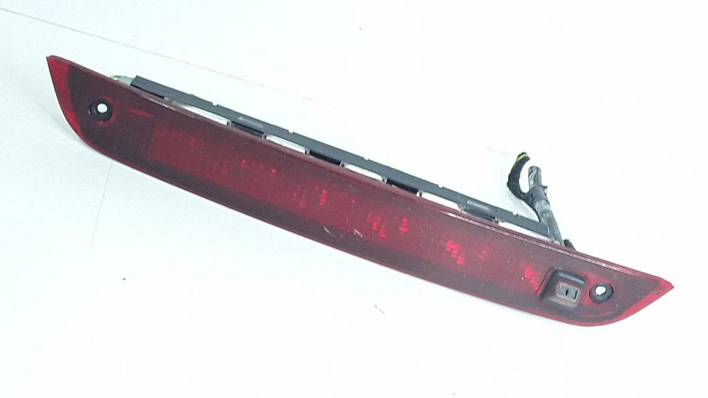 Third/center stoplight XS4113A613AK