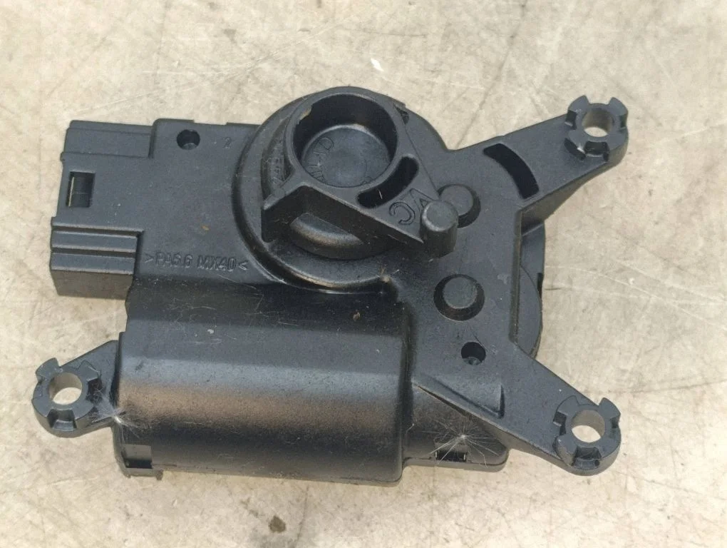 Air flap motor/actuator – Volkswagen Touareg I (2002-2010)