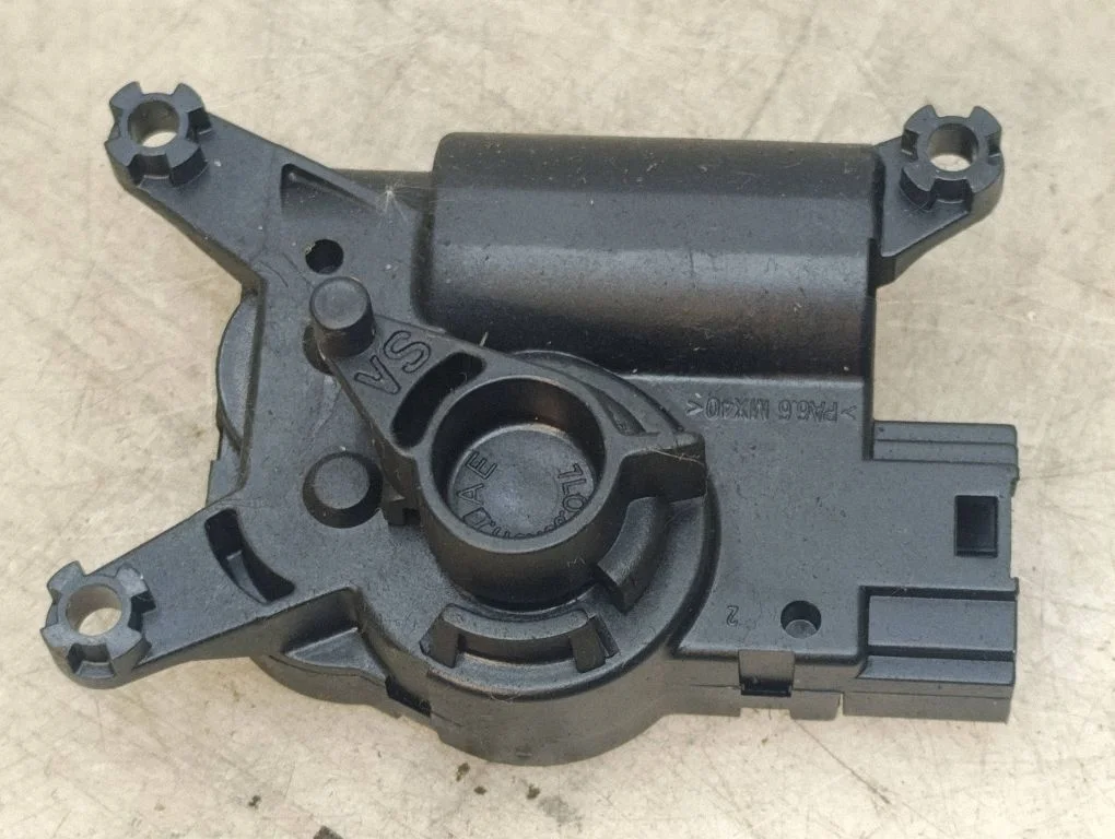 Air flap motor/actuator – Volkswagen Touareg I (2002-2010)