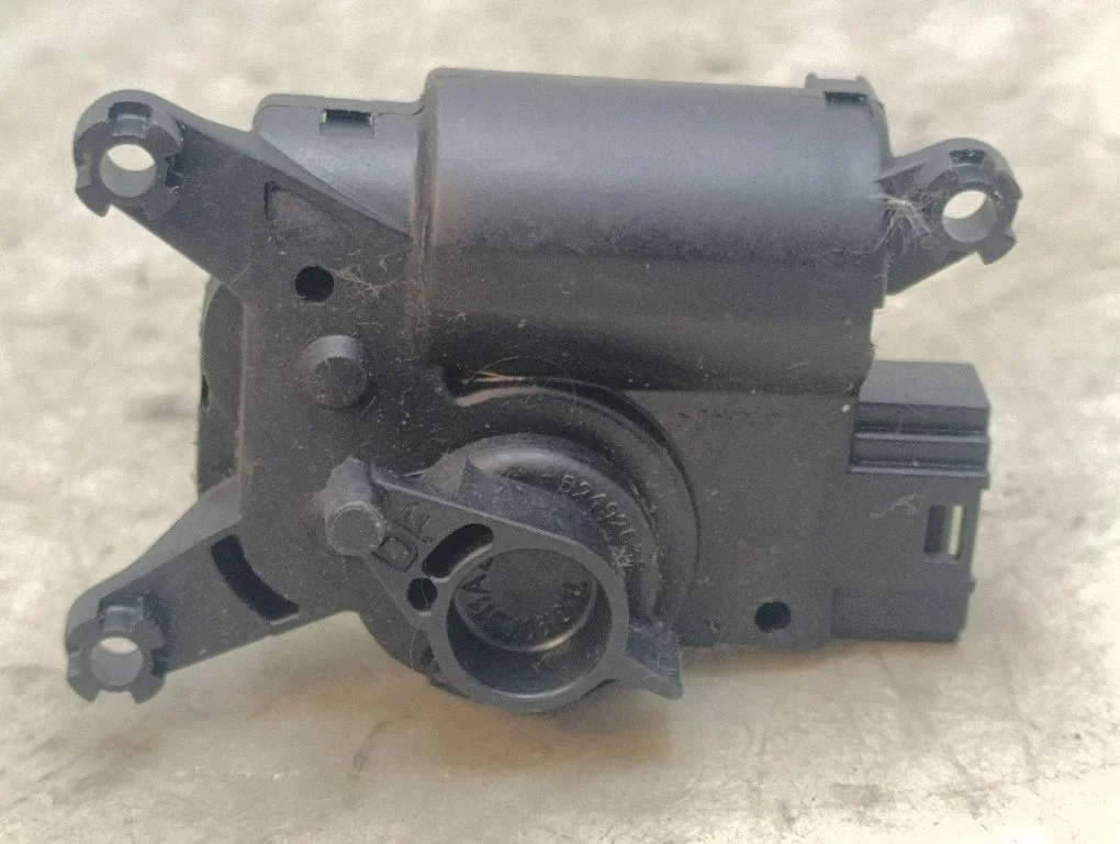Air flap motor/actuator – Volkswagen Touareg I (2002-2010)