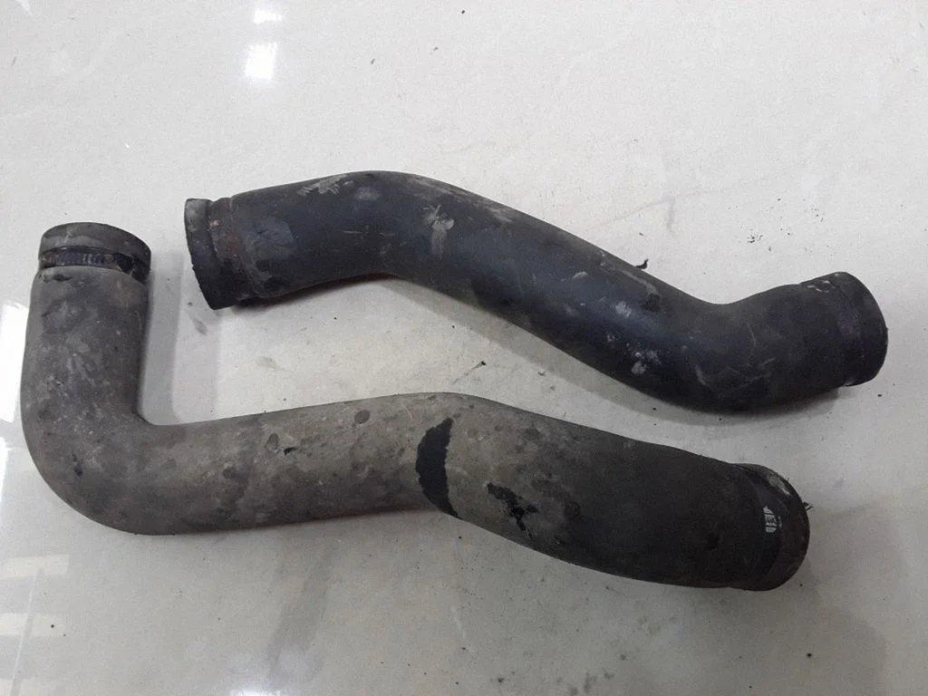 Engine coolant pipe/hose