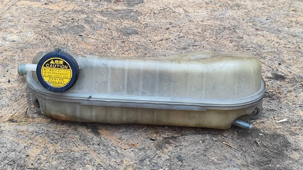 Coolant expansion tank/reservoir
