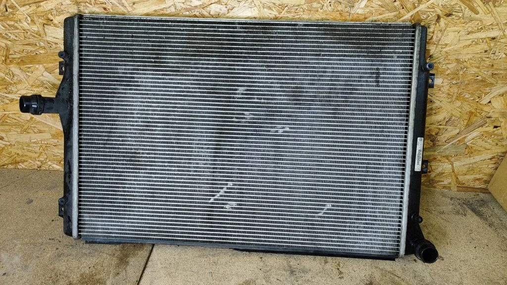 Jahutusvedeliku radiaator 1K0121251N
