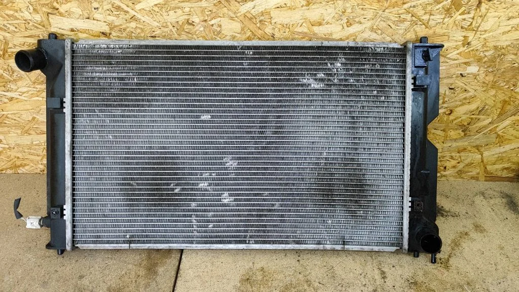 Jahutusvedeliku radiaator – Toyota Corolla Verso E121 (2001-2004)