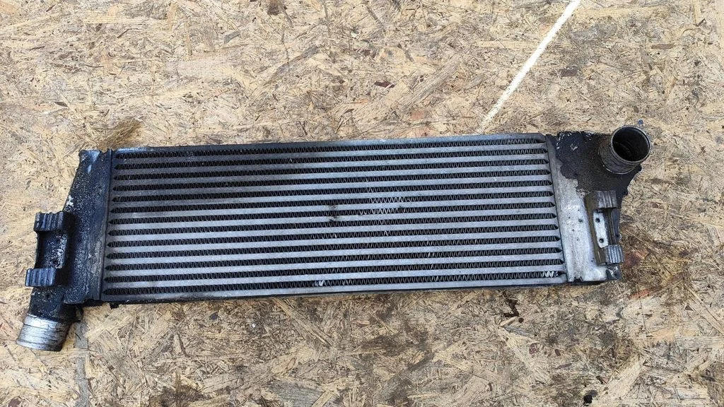 Vahejahuti radiaator