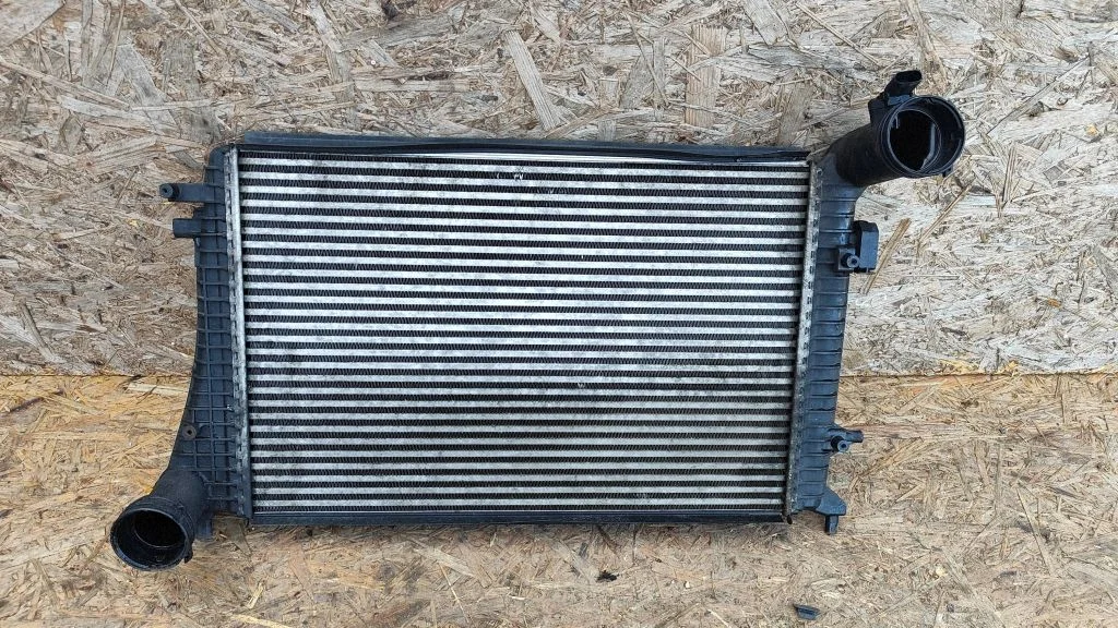 Vahejahuti radiaator