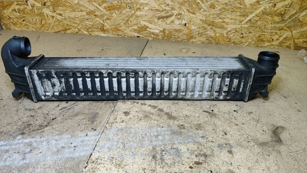 Vahejahuti radiaator 7M3145805