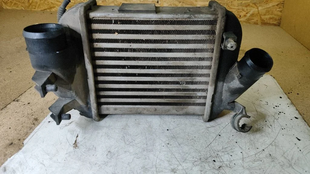 Vahejahuti radiaator