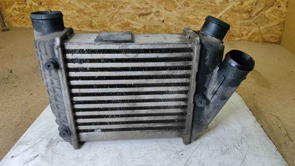 Vahejahuti radiaator 8E0145806C