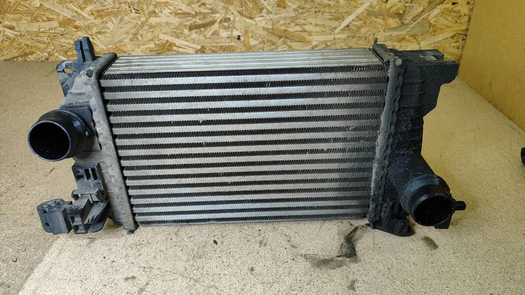Vahejahuti radiaator 13283253