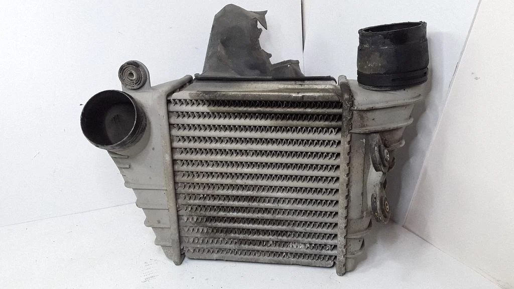 Vahejahuti radiaator 1J0145805D