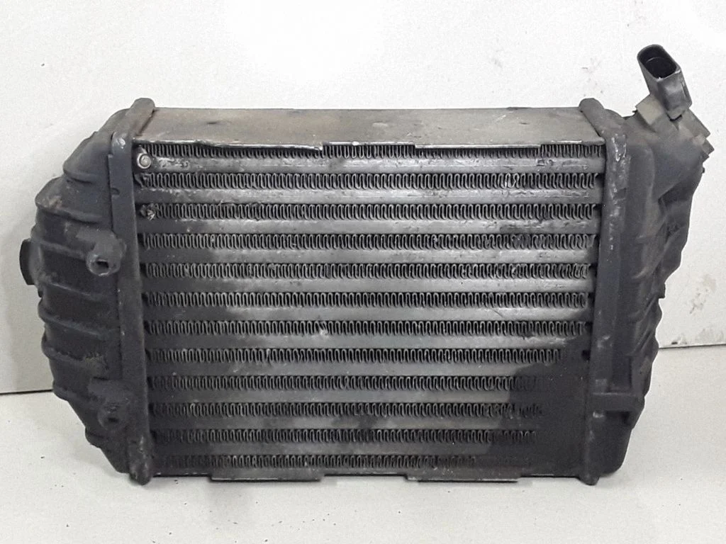 Vahejahuti radiaator 059145805