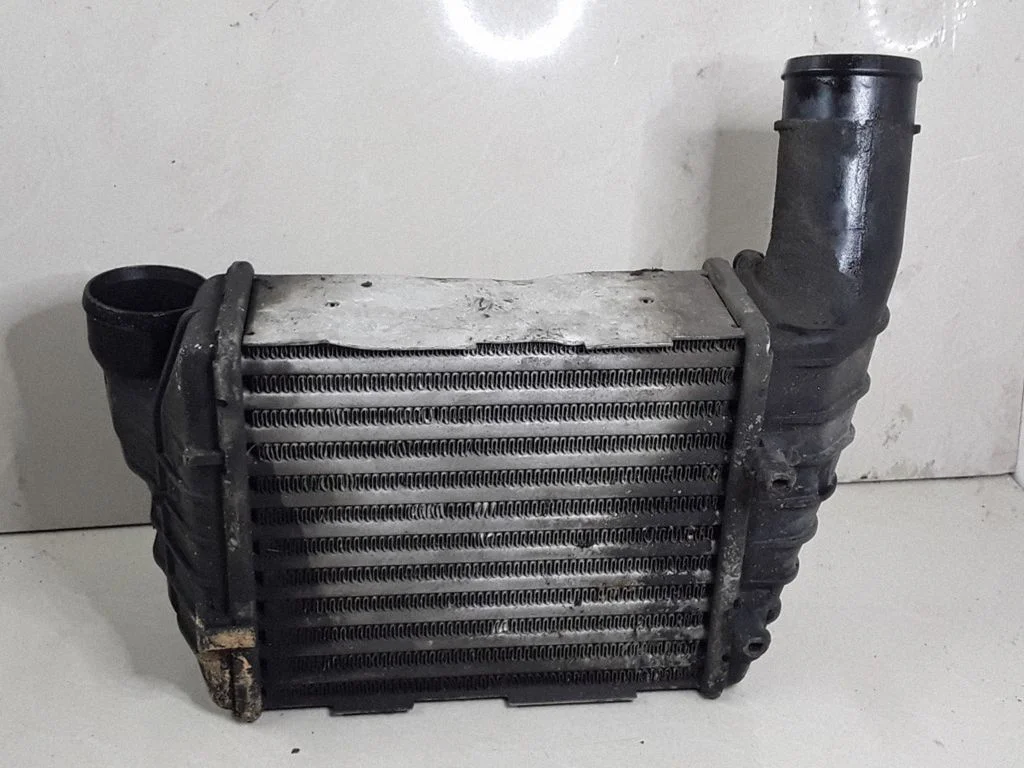 Vahejahuti radiaator 059145806