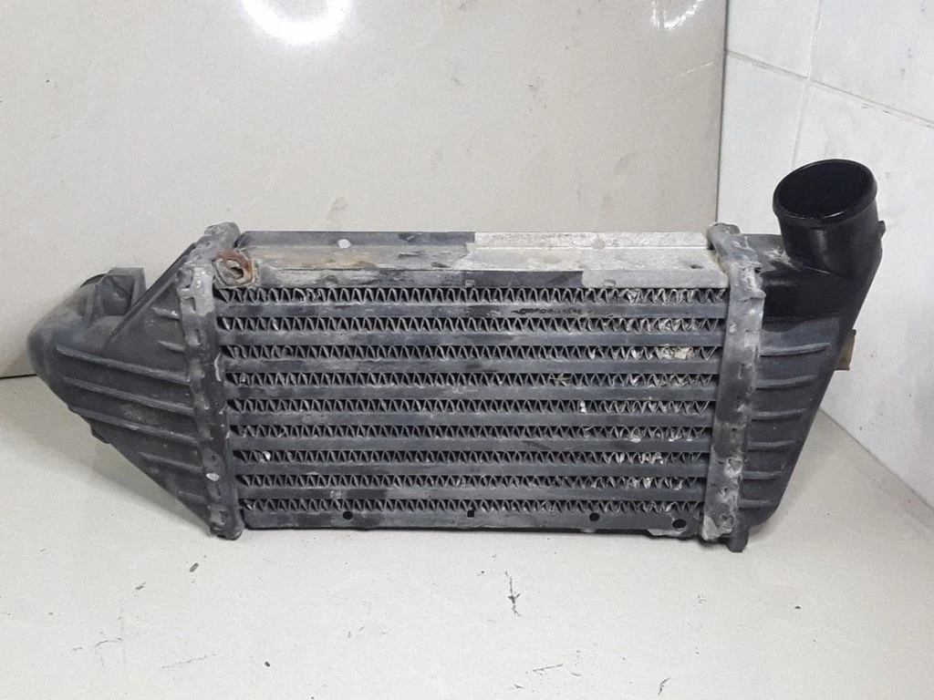 Vahejahuti radiaator