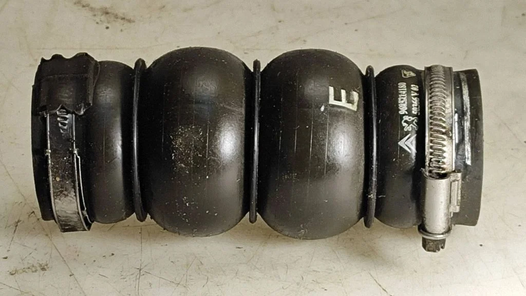 Vahejahuti voolik (-ud)/ toru (-d) 9685214180