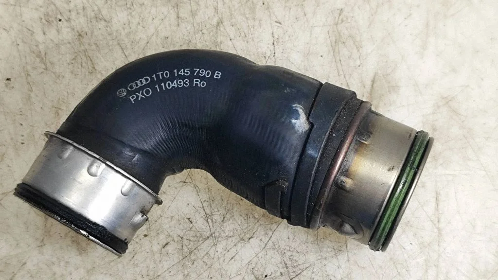 Vahejahuti voolik (-ud)/ toru (-d) 1T0145790B