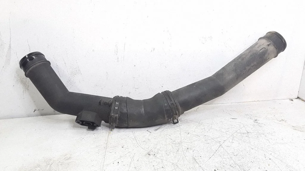 Vahejahuti voolik (-ud)/ toru (-d) 7M0145834A