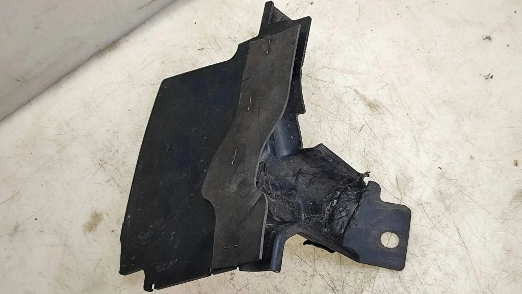 Intercooler air guide/duct channel 62823JD51A