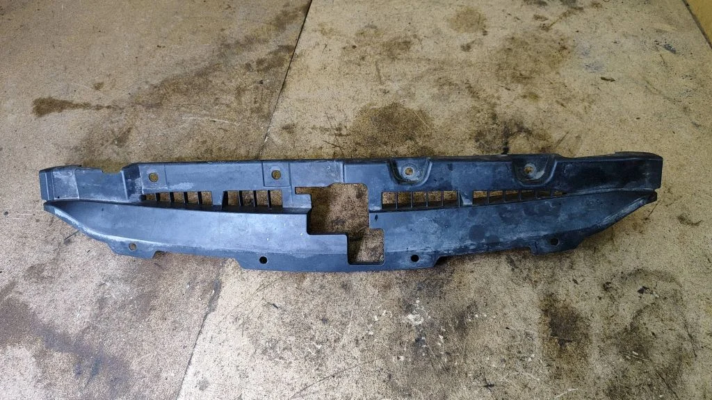 Radiaatori tugipaneel – Subaru Outback (2007-2009)