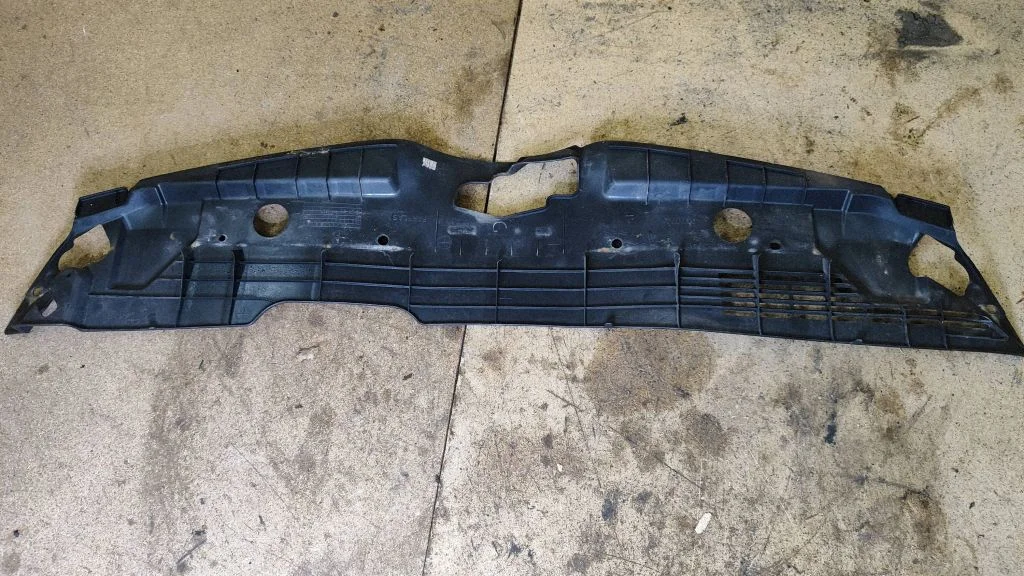 Radiaatori tugipaneel – Toyota Corolla Verso AR10 (2004-2009)