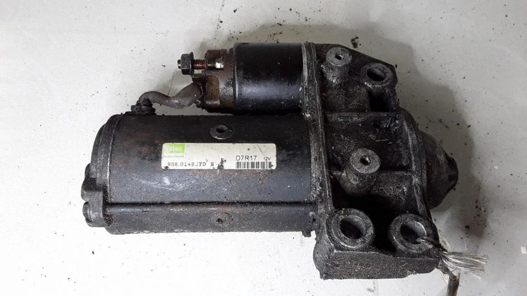 Starter motor D7R17