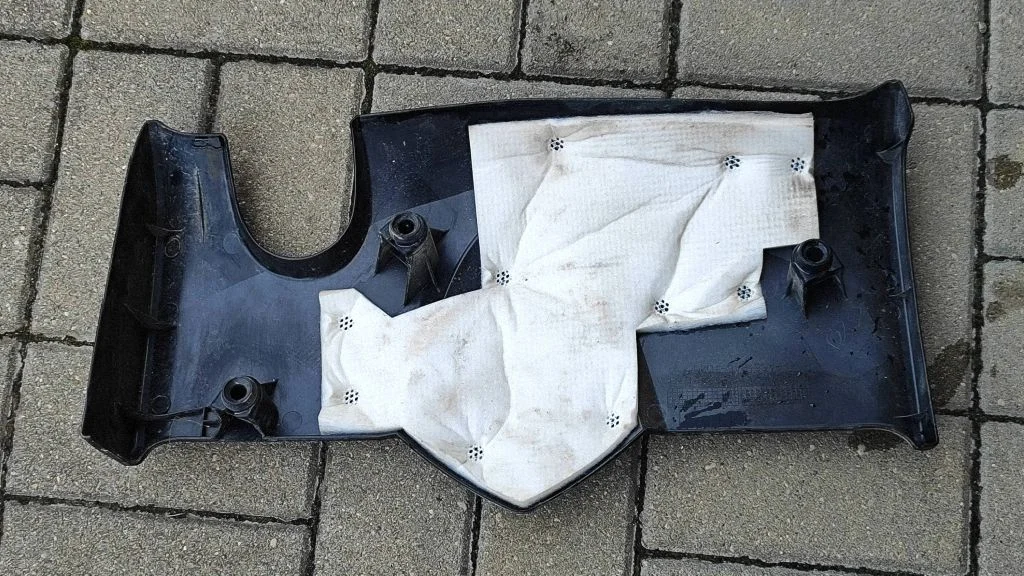 Engine cover (trim) – Toyota Yaris (2015-)