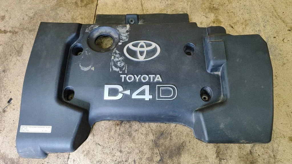 Engine cover (trim) – Toyota Corolla Verso AR10 (2004-2009)
