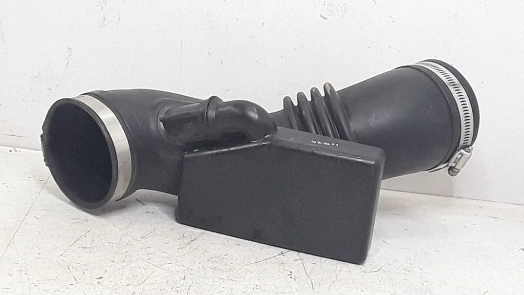 Air intake hose/pipe B022