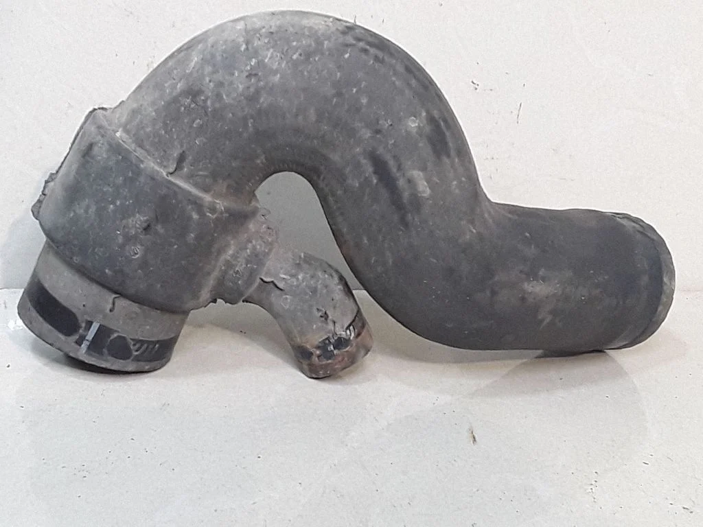 Air intake hose/pipe 4B0145832B