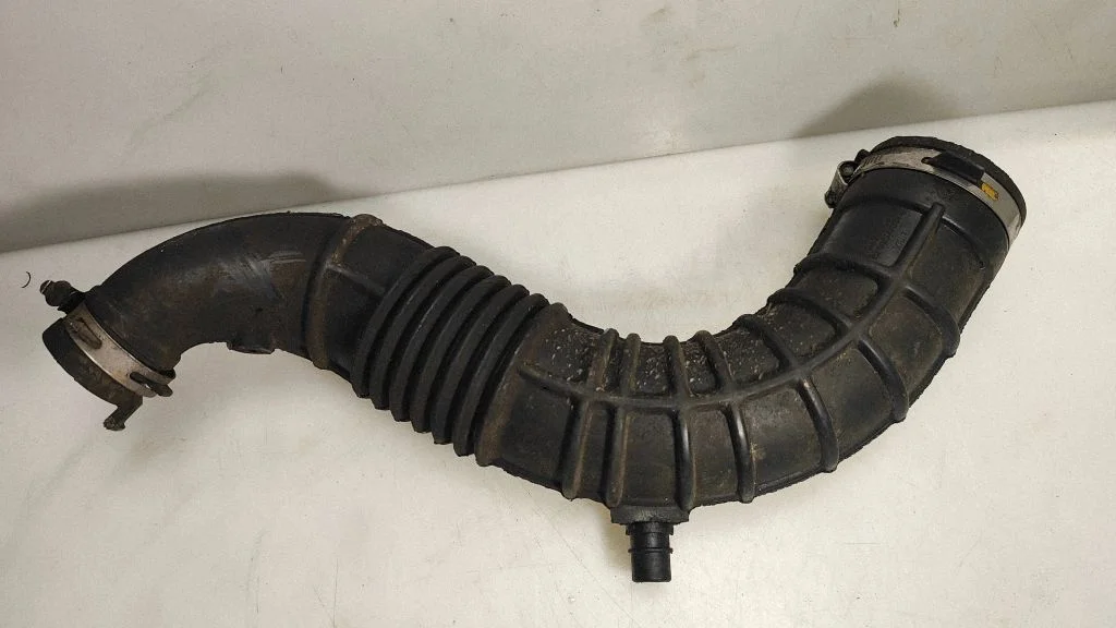 Air intake hose/pipe 8200500384B