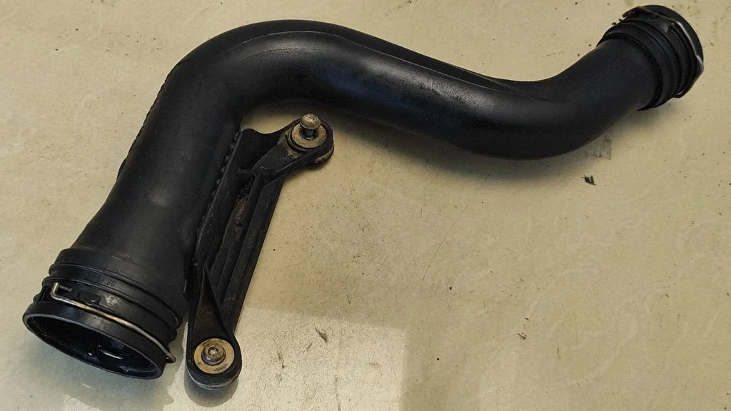 Air intake hose/pipe 1K0145762CK