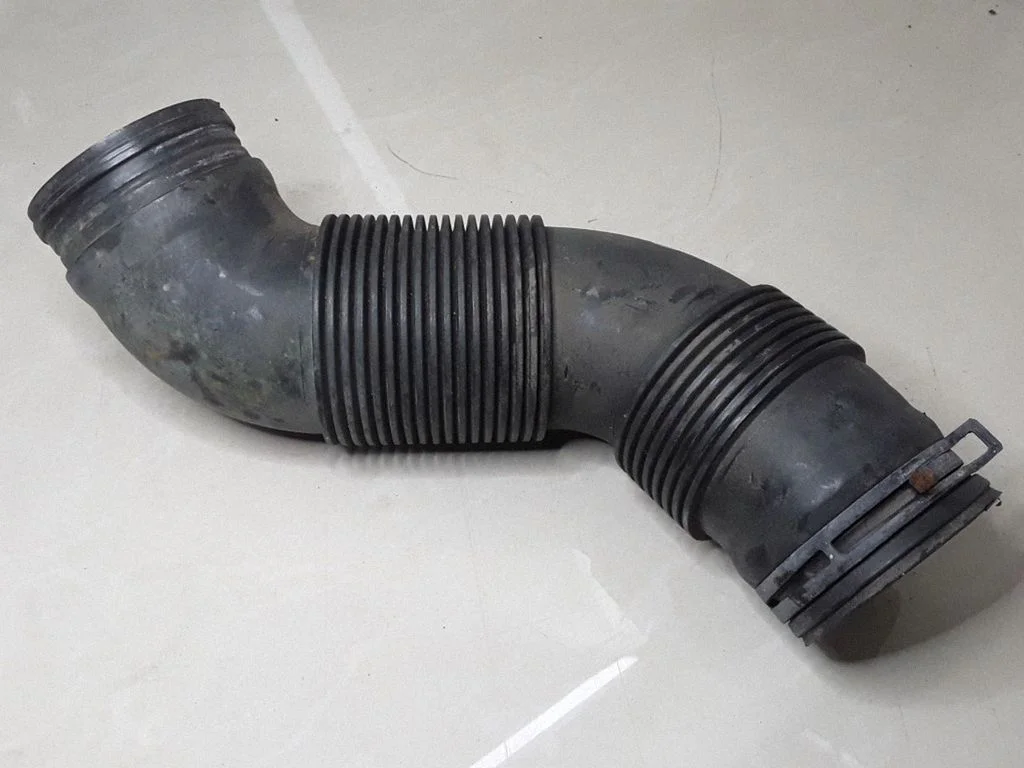 Air intake hose/pipe 6Q0129684P
