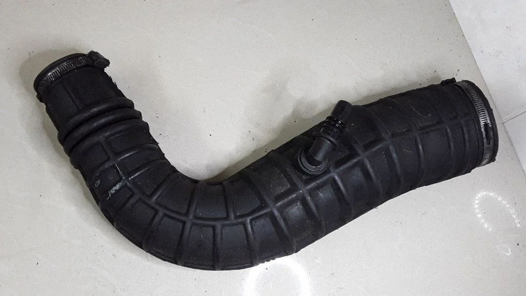 Air intake hose/pipe 04612697AB