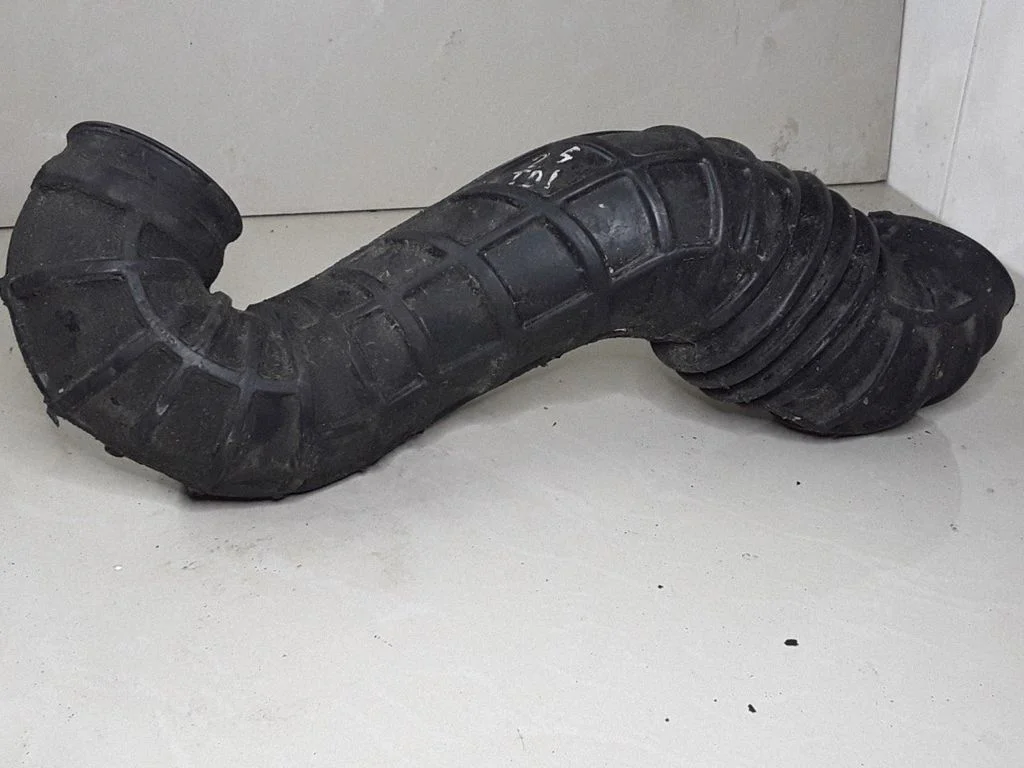 Air intake hose/pipe – Audi 100 S4 C4 (1990-1995)