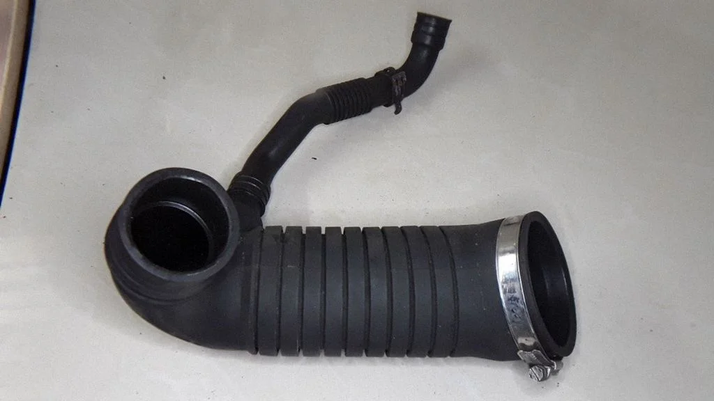 Air intake hose/pipe – Volkswagen Passat B5.5 (2001-2005)