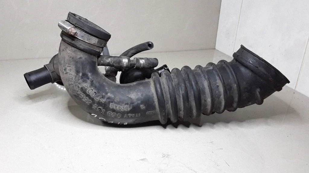Air intake hose/pipe – Audi A4 S4 B5 8D (1994-1999)
