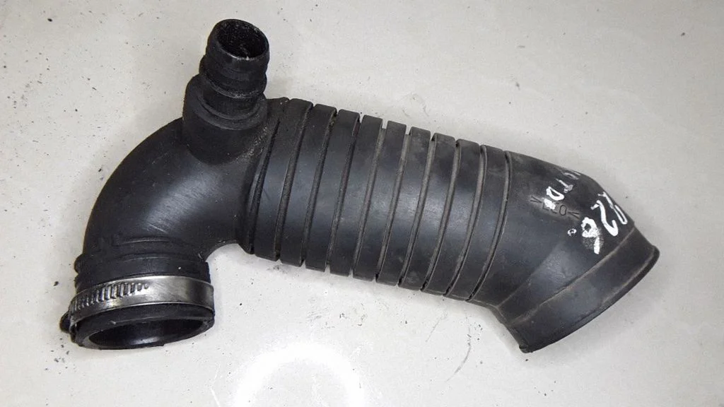 Air intake hose/pipe – Audi A4 S4 B5 8D (1994-1999)