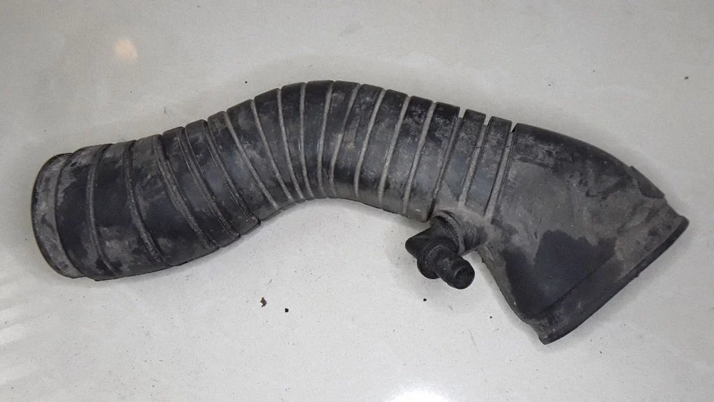 Air intake hose/pipe – Volkswagen Passat B4 (1994-1996)