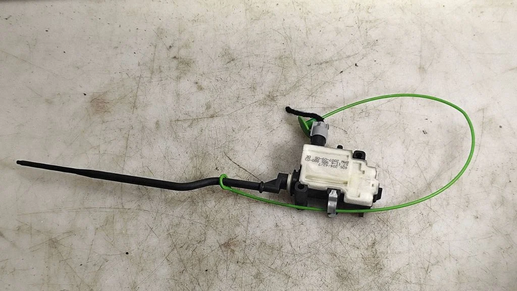 Zamek klapki wlewu paliwa – BMW Seria 3 E90 E91 (2005-2012)