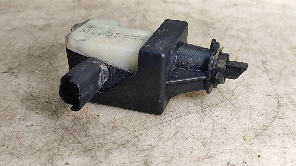 Zamek klapki wlewu paliwa – Citroen C4 I (2004-2010)