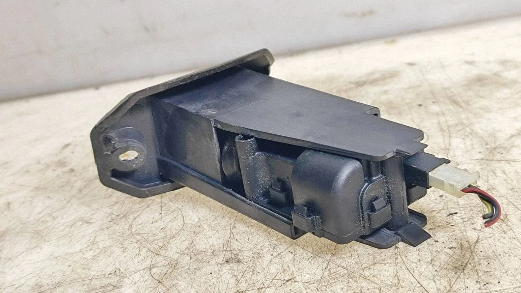 Zamek klapki wlewu paliwa – Opel Corsa C (2000-2006)