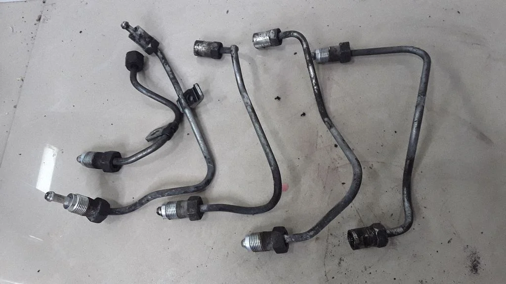 Fuel injector supply line/pipe – Toyota Avensis T250 (2003-2006)
