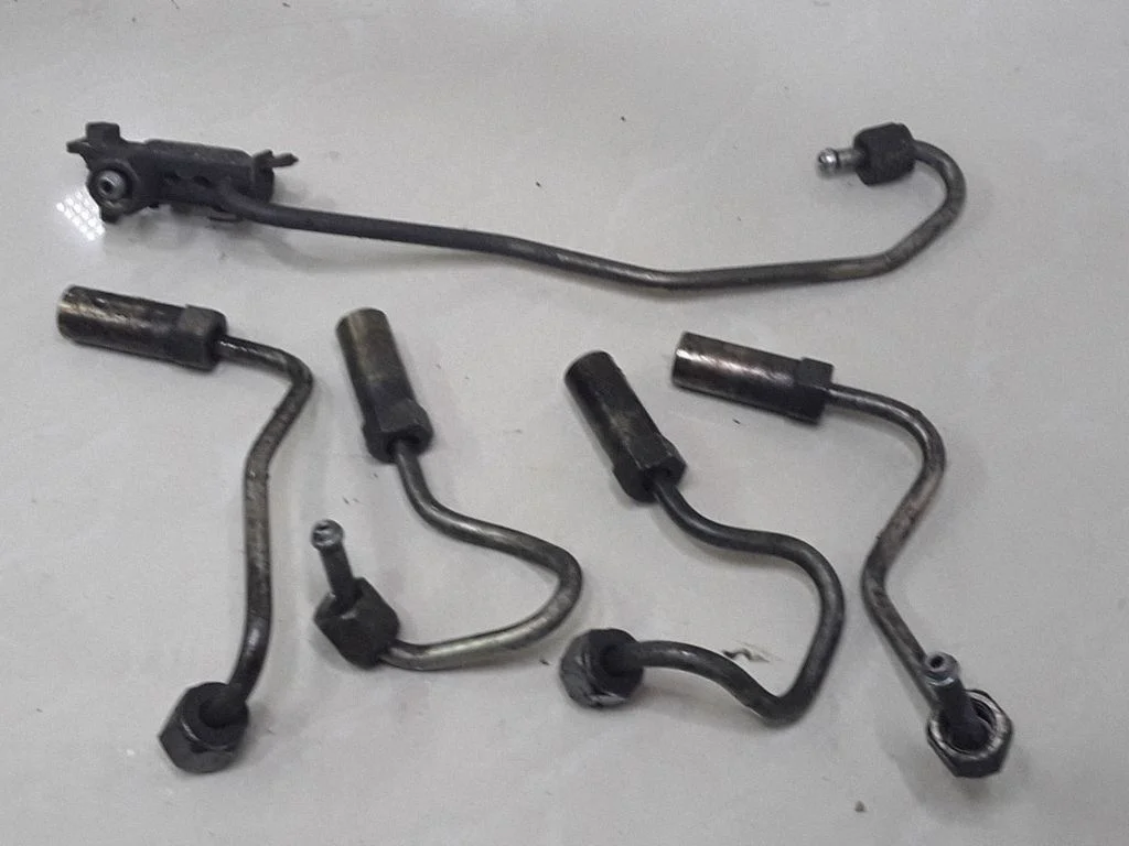 Fuel injector supply line/pipe – Nissan Primera (2002-2007)