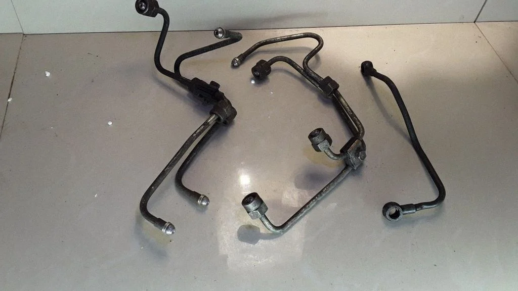 Fuel injector supply line/pipe – Mitsubishi Galant (1997-2003)