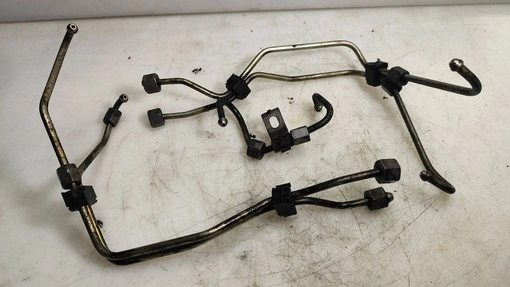 Fuel injector supply line/pipe