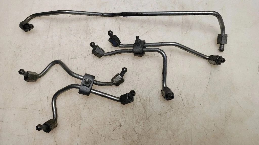 Fuel injector supply line/pipe – Toyota Avensis T250 (2006-2009)