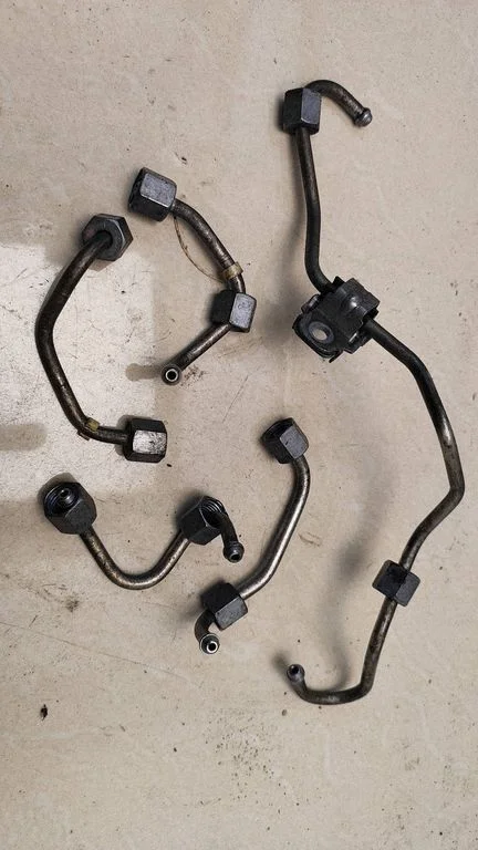 Fuel injector supply line/pipe