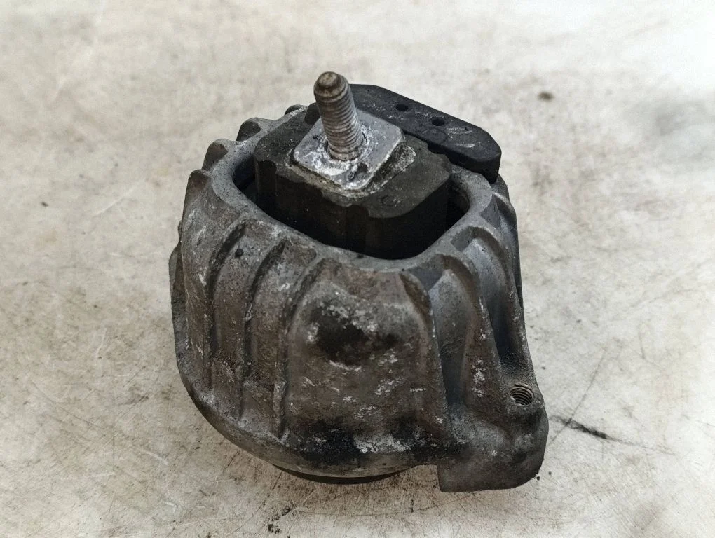 Engine mount bracket 13981112